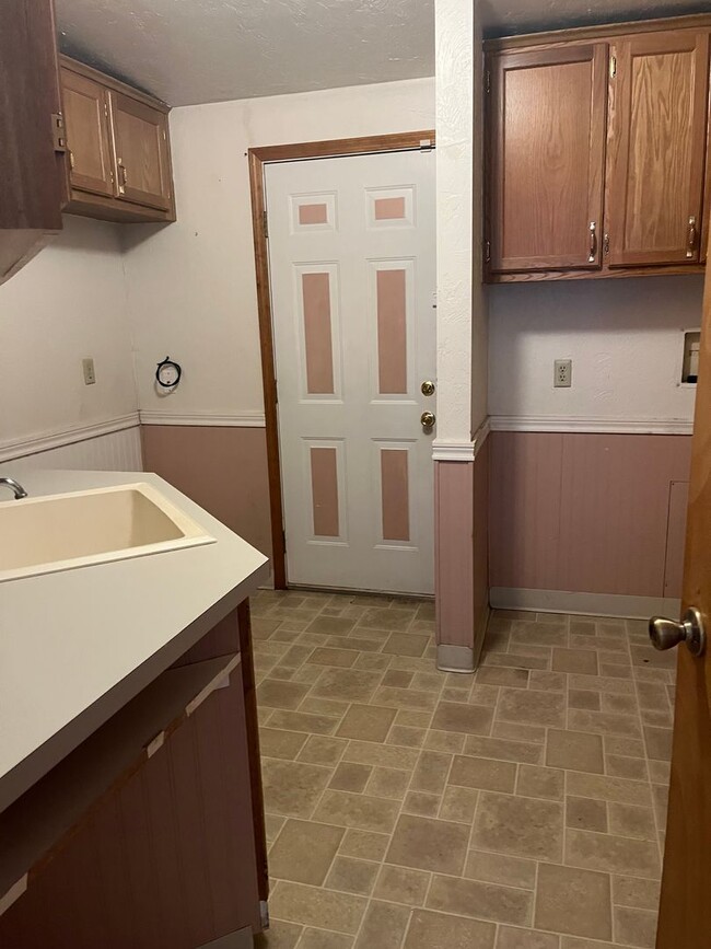 Building Photo - 261 Crest Dr