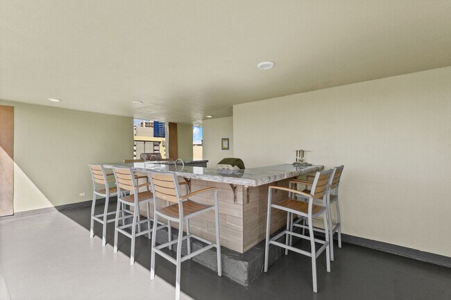 Building Photo - Corner 1BR in Waikiki - Diamond Head Views, All Utilities Included