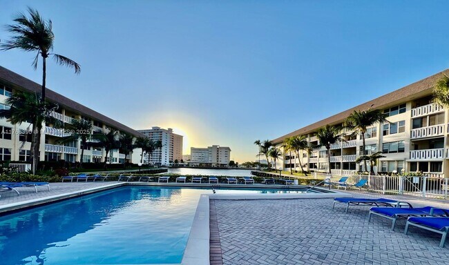 Building Photo - 1889 S Ocean Dr