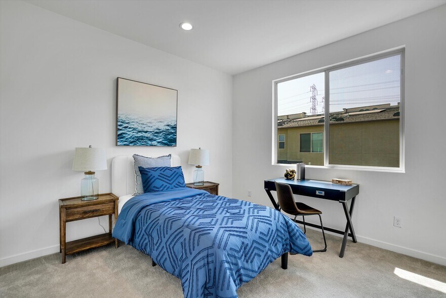 Building Photo - 1512 W Artesia Sq