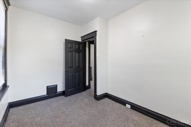 Building Photo - 5213 Kenwood Rd