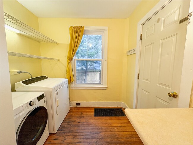 Building Photo - 136 Main St