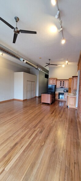 Building Photo - 520 W 1st St