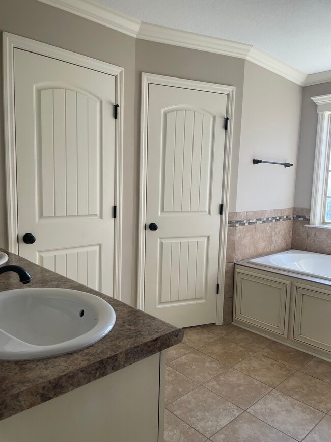 Building Photo - 4143 Silver Glenn