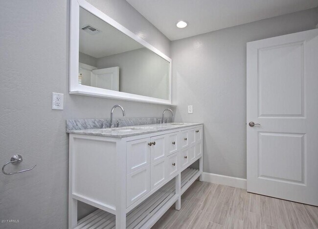 Building Photo - 2707 S Flint Cir