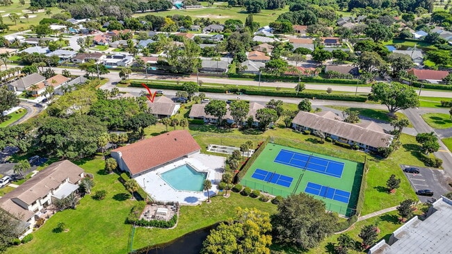 Building Photo - 708 Lago Rd