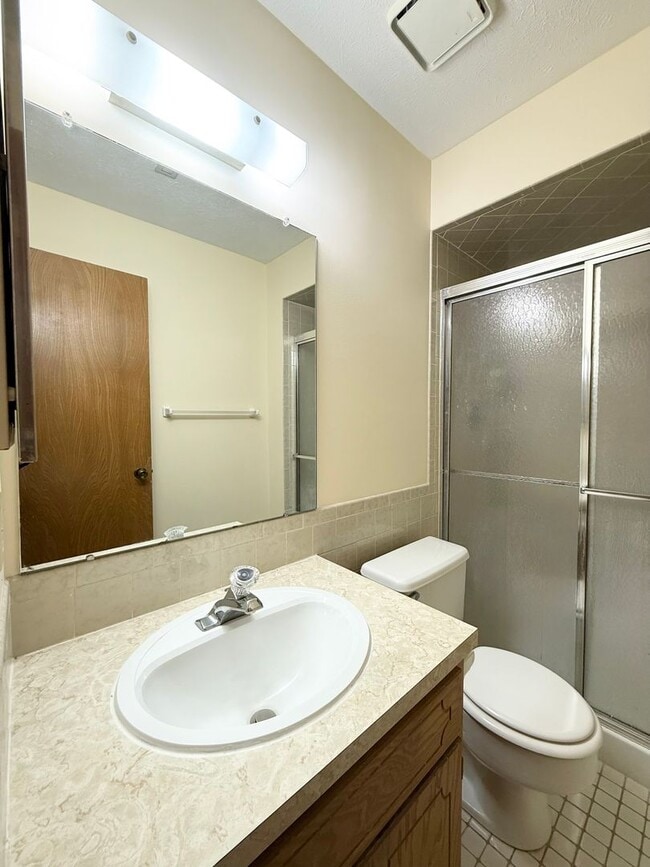 Building Photo - Lamplighter 01