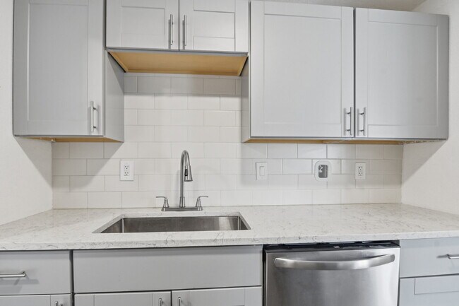 Building Photo - $1,400.95 with $300.00 off the first month's rent, 2 Beds - 1 Bath, Triplex in Aurora with Washer...