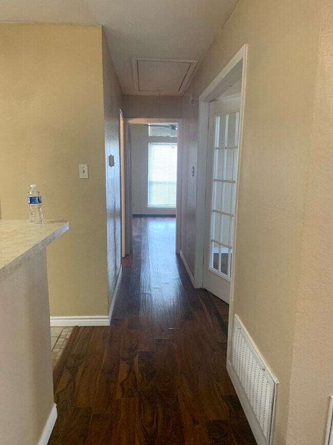 Building Photo - 3414 Country Club Dr W