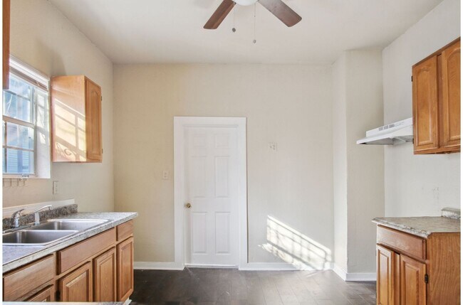 Building Photo - Charming 2BR 1BA Near Downtown