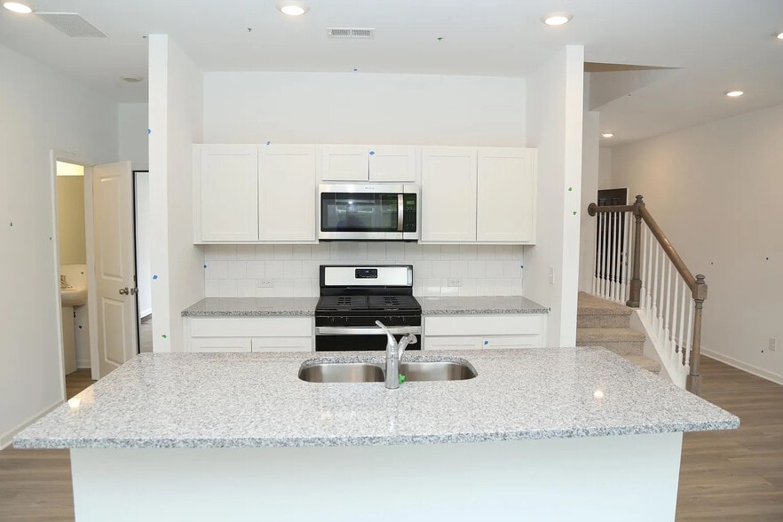 Building Photo - Room in Townhome on Thornton Dr