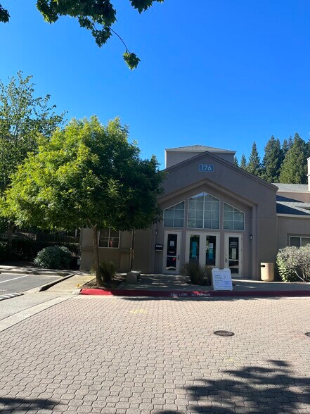 Primary Photo - 280 Caldecott Ln