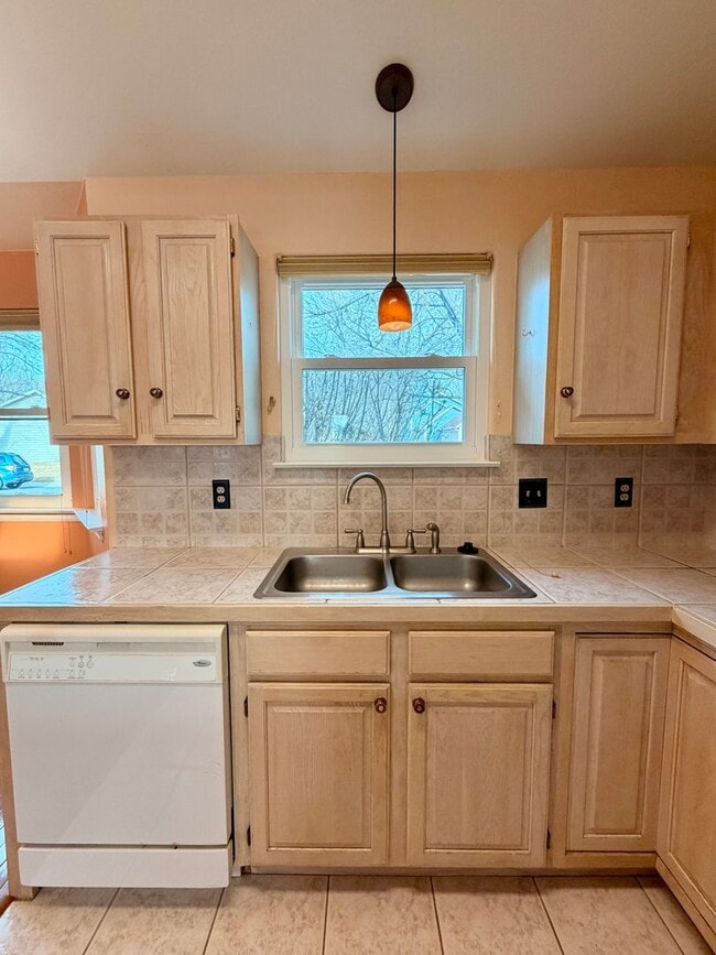 Building Photo - 5-Bed, 2.5-Bath Home Near MacIntosh Lake with Hardwood Floors, Gas Fireplace, and Finished Basement