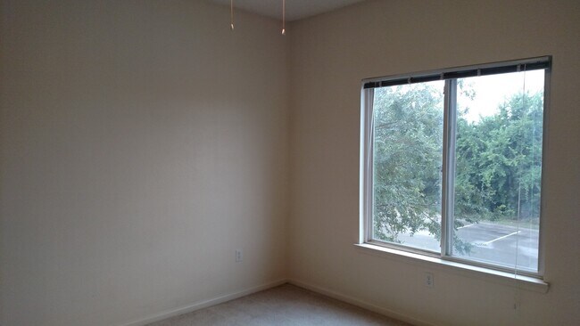 Building Photo - Close to Campus  3 bed 3 bath Condo