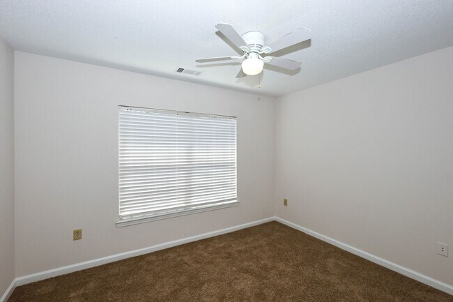 Building Photo - 230 Amal Dr SW