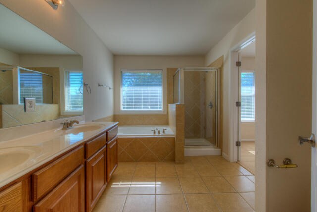 Building Photo - Classic Single Story Home In Beautiful Hil...