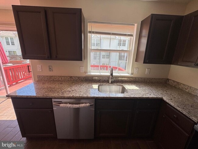 Building Photo - 6007 Rose Bay Dr