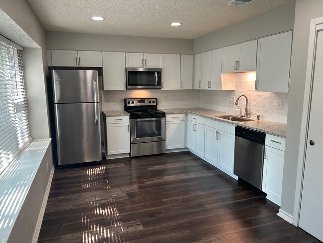 Building Photo - 114 High Oak
