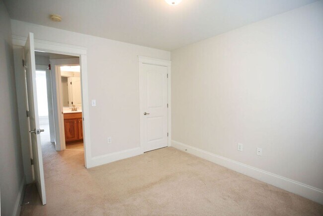 Building Photo - Available August 10th. Beautiful 3BR/2.5BA Townhome in Shelmore Village!