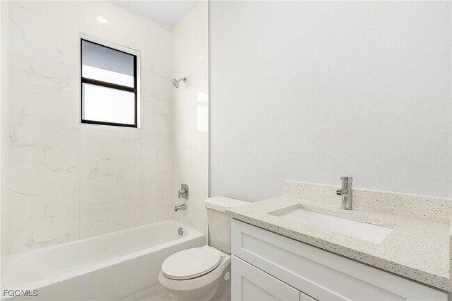 Building Photo - 1508 NE 35th Ln