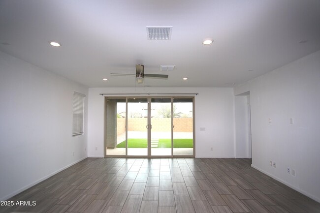 Building Photo - 9127 W Minnezona Ave