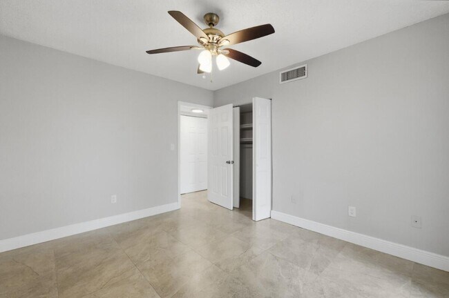 Building Photo - 7980 N French Dr