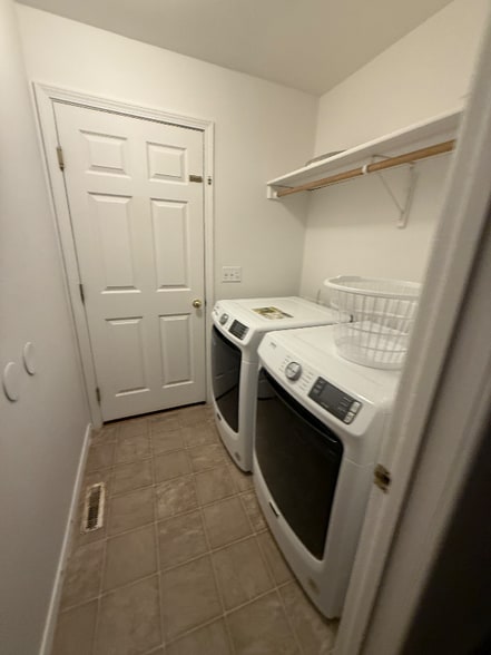 Building Photo - 1319 W Hasket Cir