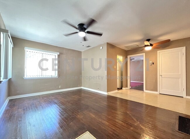 Building Photo - Cozy and Affordable 1/1 Duplex in Denton F...