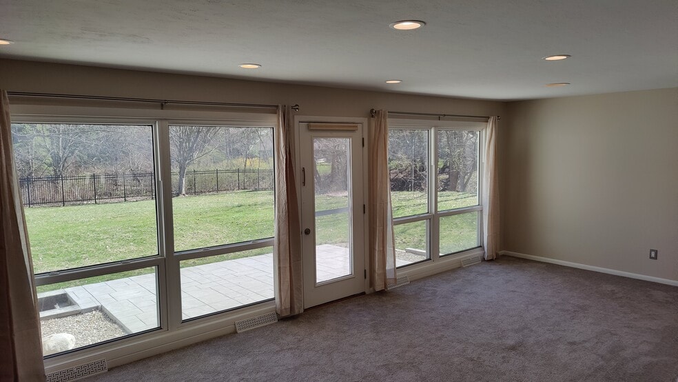 Building Photo - 2527 Richmond Rd