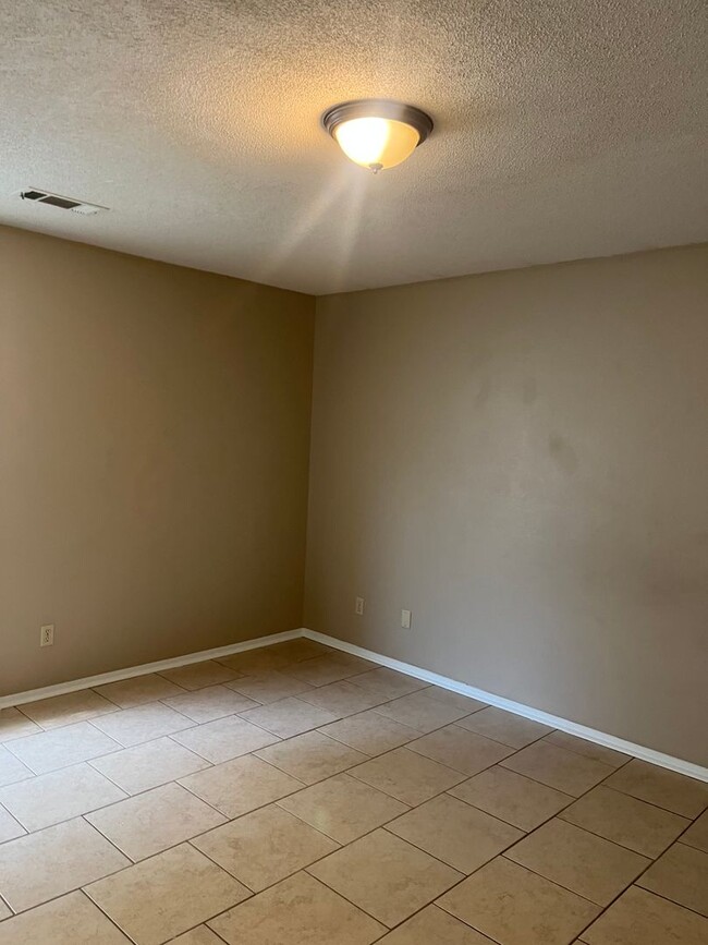 Building Photo - 2 bedroom House with fenced in yard