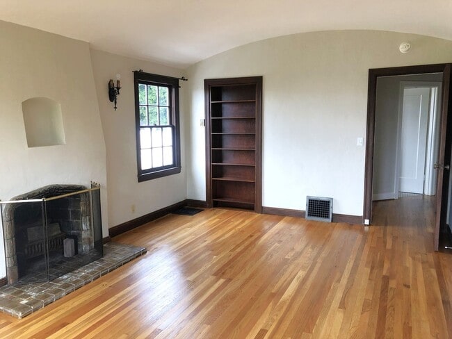 Building Photo - COMING SOON-large bedroom and is located n...
