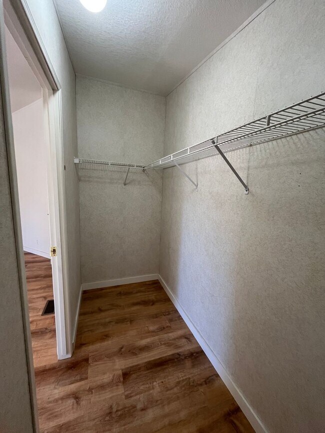 Building Photo - Country 3-bdr/2-bath with huge yard in Crooked River Ranch!