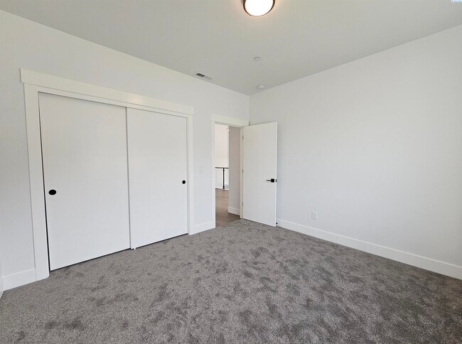 Building Photo - Rambler/Basement with Territorial Views