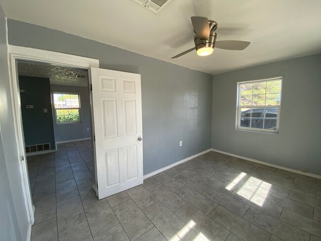 Building Photo - 2 bedroom, 1 bath Home!