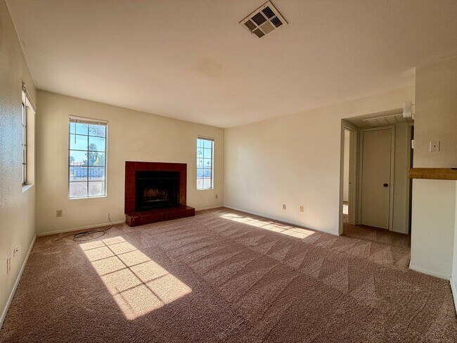 Building Photo - 2 bedroom condo in gated community