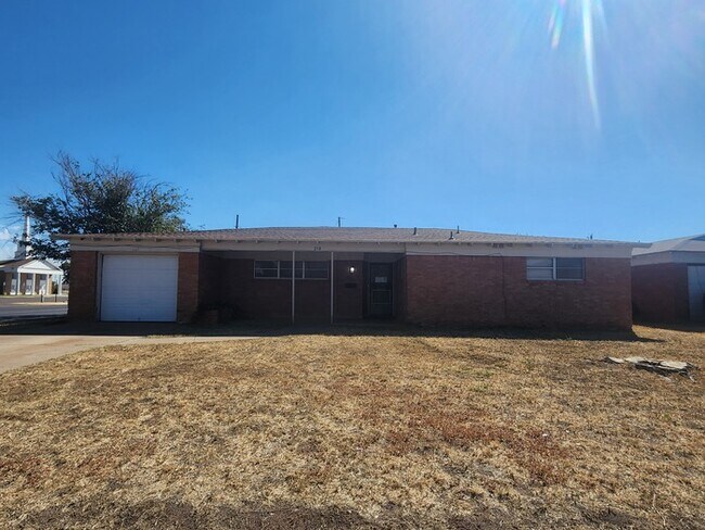 Primary Photo - 3 bed 2 bath home