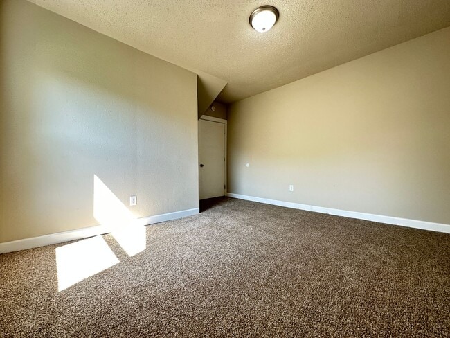 Building Photo - Updated 3 Bedroom 1,800 SQFT Home for Rent