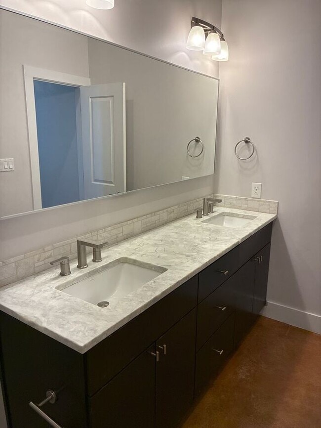 Building Photo - 3BR/2.5BA w/ Fenced Yard + Assigned Parking in Austin, TX