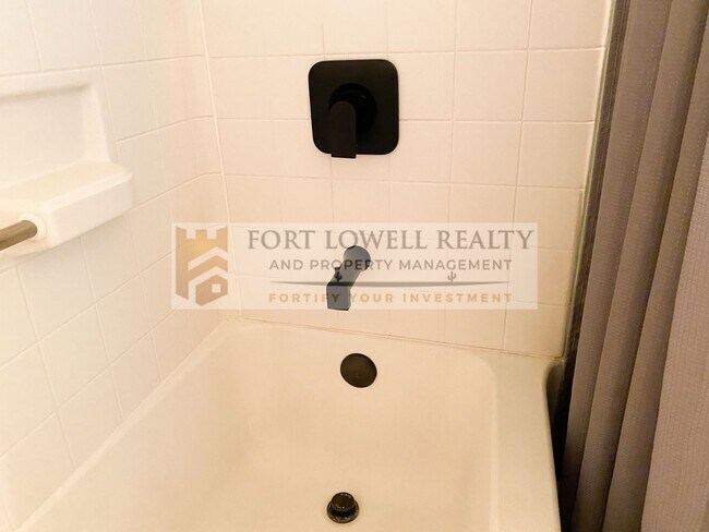 Building Photo - Two bedrooms, 2 Bathrooms 1,288 Sq. Ft. Plus 2 Car Garage in Phoenix AZ 85004