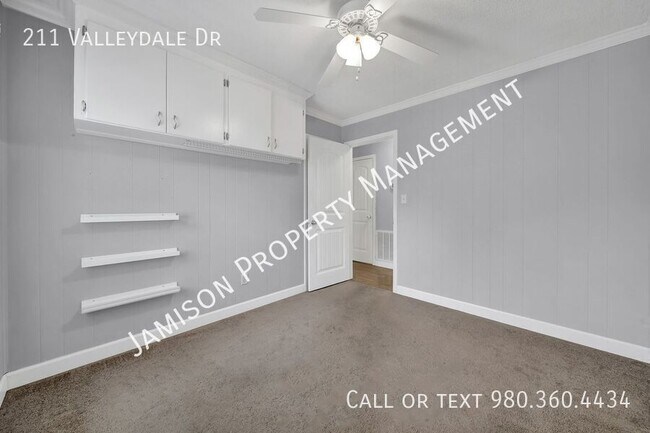 Building Photo - 211 Valleydale Dr