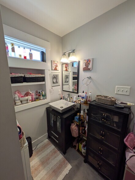 Building Photo - 12 E 54th St