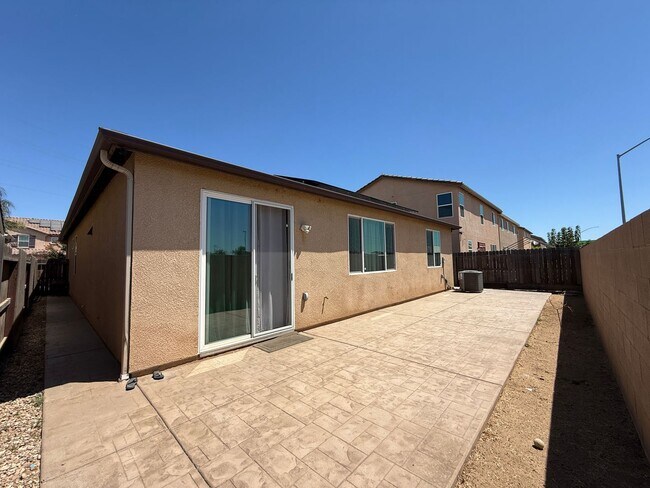 Building Photo - Must See! Fully furnished 3 bedroom, 2 bat...