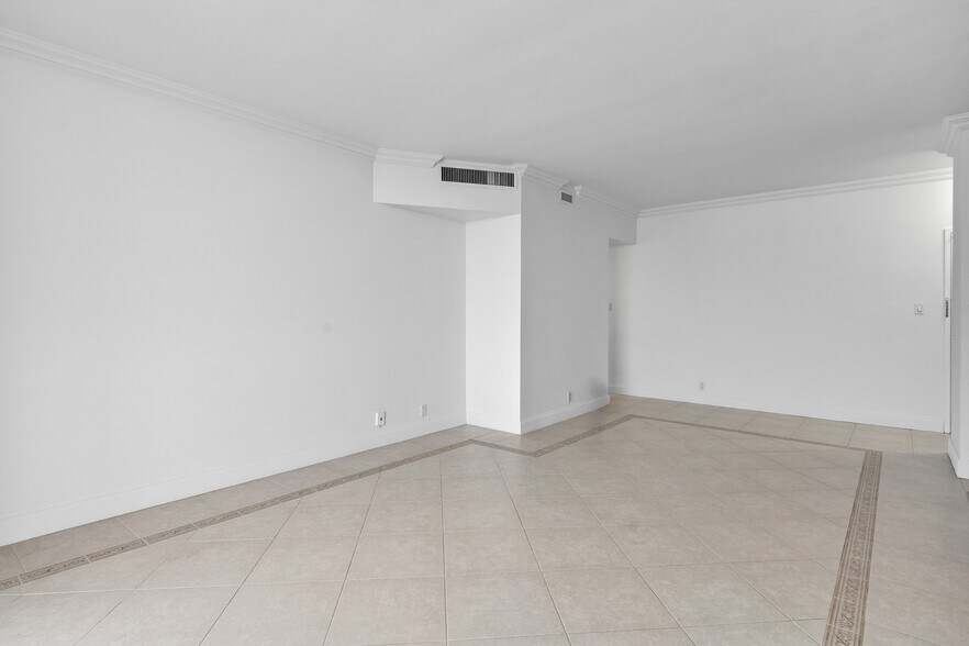 Building Photo - 4747 Collins Ave