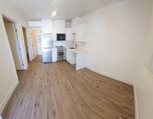 Building Photo - 7 Bedroom 3 bath home close to POLY!!!!