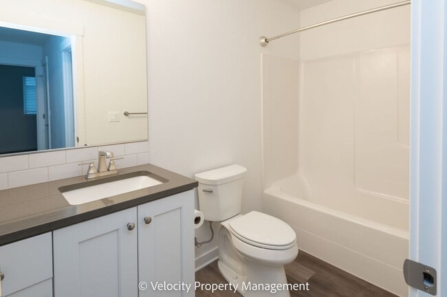 Building Photo - 3 Bedroom Townhome close to Hospital!