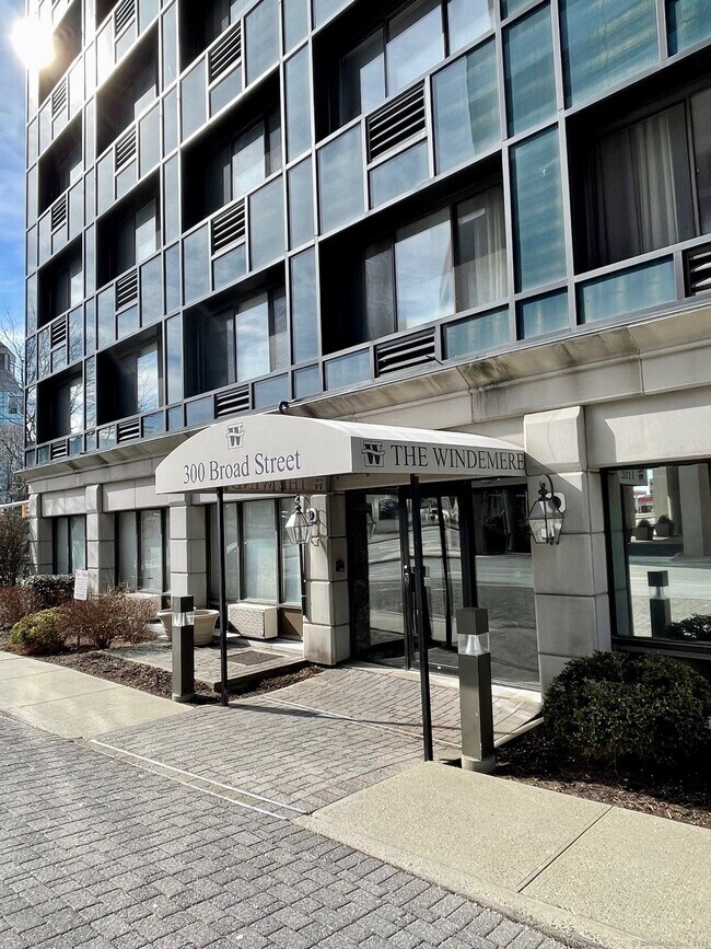 Building Photo - 300 Broad St
