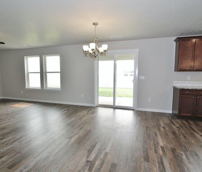 Building Photo - Spacious Home w/Open Floor-Plan
