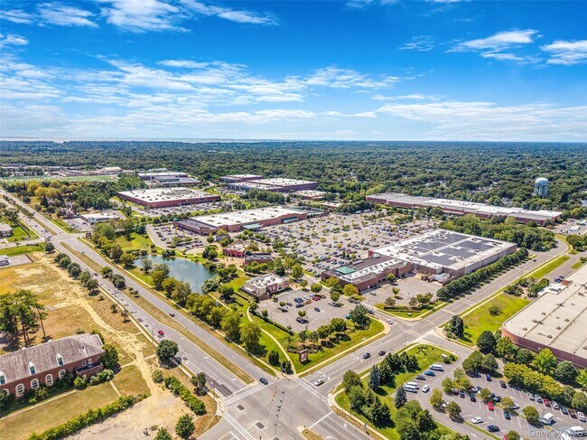 Building Photo - 725 Eastview Dr