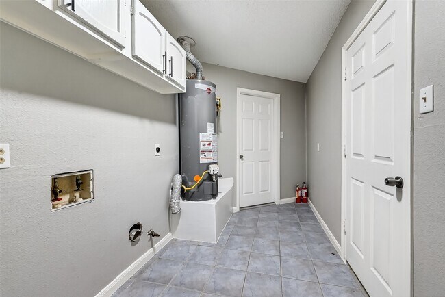 Building Photo - 4002 Cedar Ridge Ct