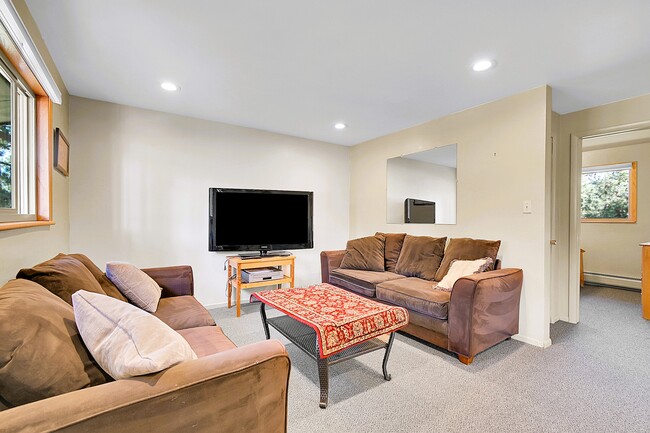 Building Photo - 27927 Circle Dr